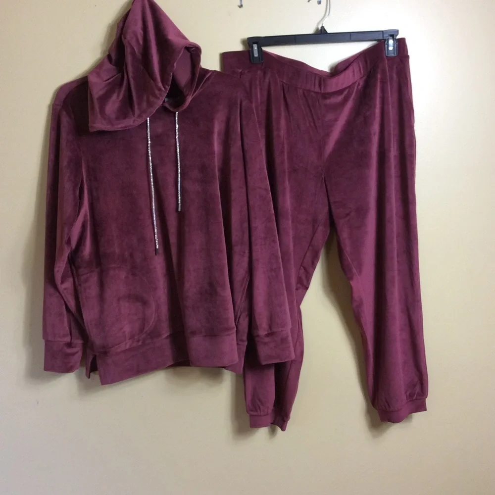 Quacker Factory cropped velour outfit.  Maroon - Picture 2 of 10